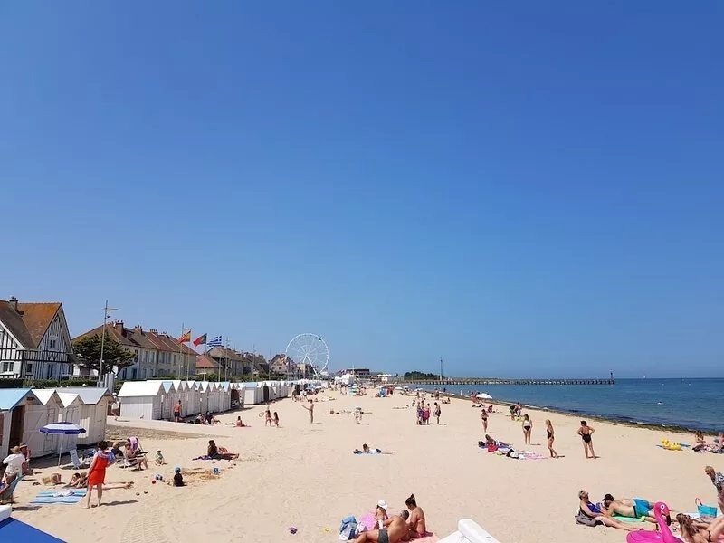 Beautiful apartment F2- 50 meters from the beach with balcony -Juno beach