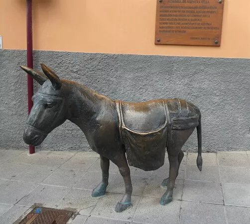 Escultura ''El burro con albarda''