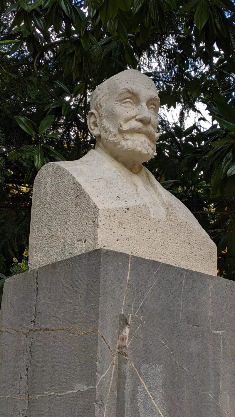 Escultura A Armando Palacio Valdes