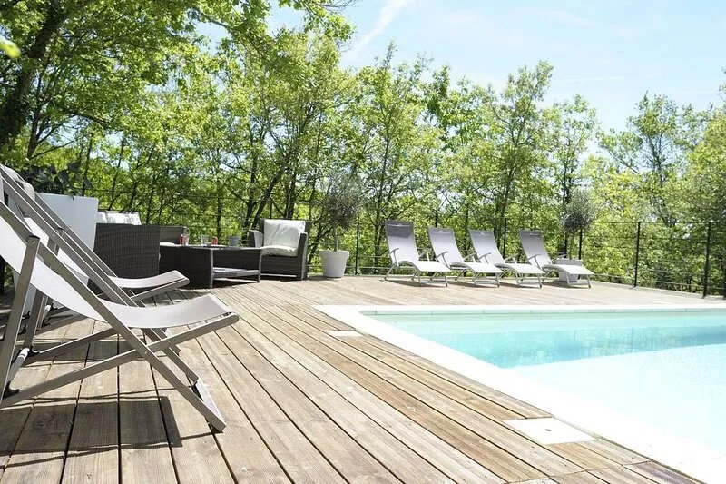 HIGH-END VILLA IN THE HEART OF A LOT IN A QUIET AREA WITH HEATED POOL