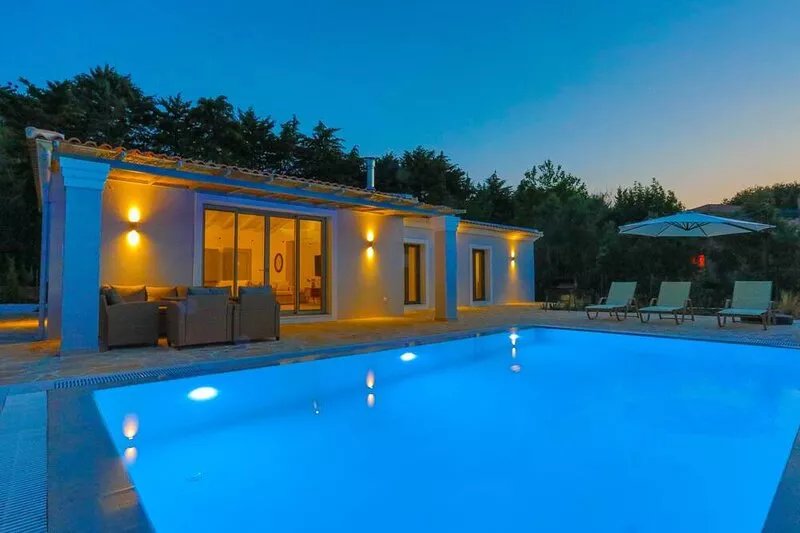 Villa Jupeter: Brand new, private pool, walk to sea, WiFi, A/C