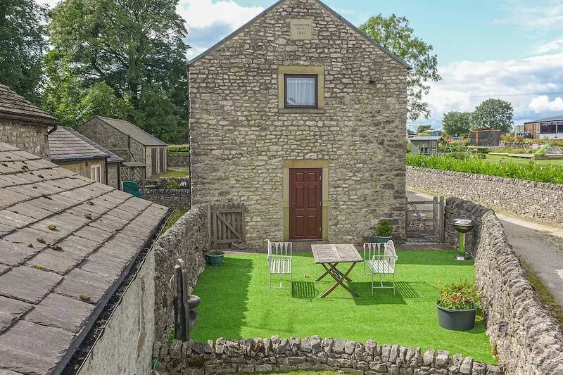 3 PRIMITIVE MEWS, pet friendly, with a garden in Chelmorton