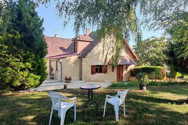 Character house with large garden. Sarlat town center accessible on foot