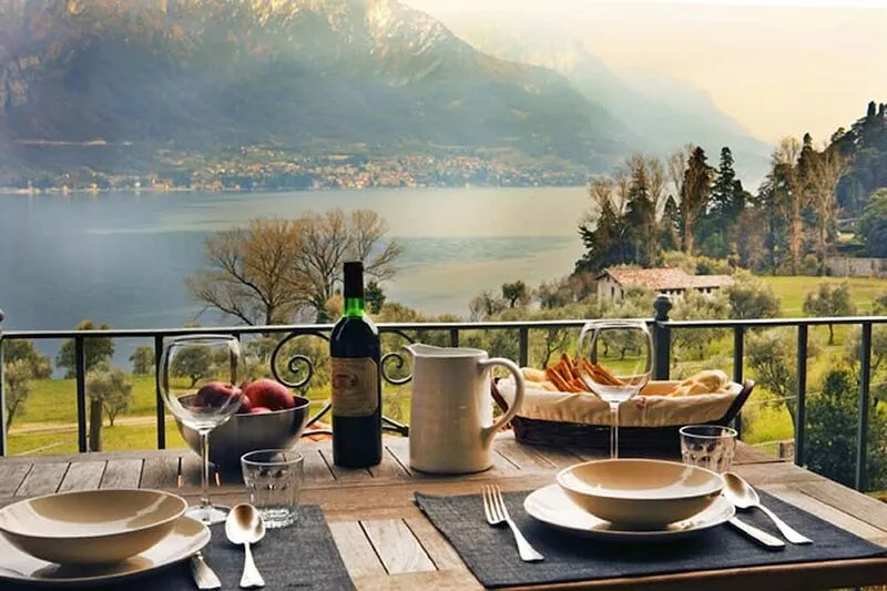 Charming Lake View Apartment with balcony close to the center