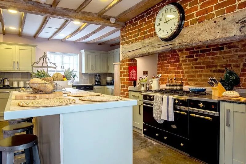 Beecham Farmhouse - sleeps 12 guests  in 6 bedrooms
