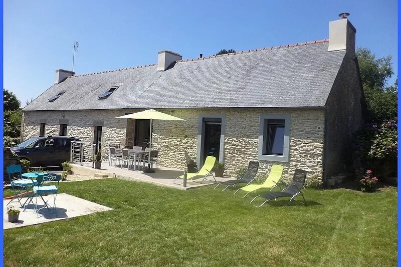 Authentic Breton cottage in the countryside, close to services and the sea.