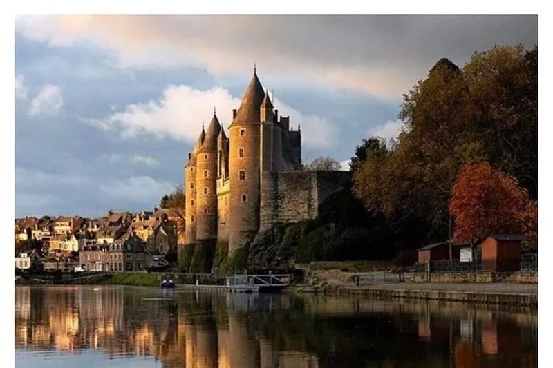 A beautiful house overlooking the Nantes-Brest canal in the medieval town of