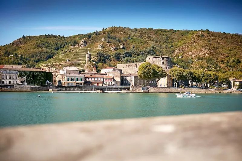 Charming house, all comfort with views over the Rhone and the hills of Tain.