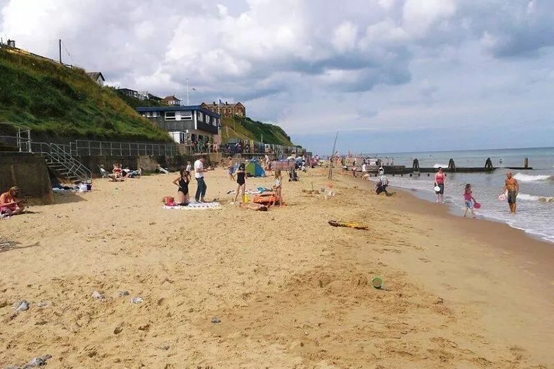 Hillside 2 bedroom holiday bungalow, sleeps 6, south facing, 5 min walk to beach