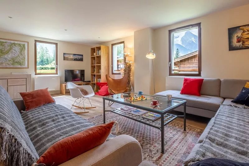 Spacious, renovated apartment with superb view of Mont Blanc
