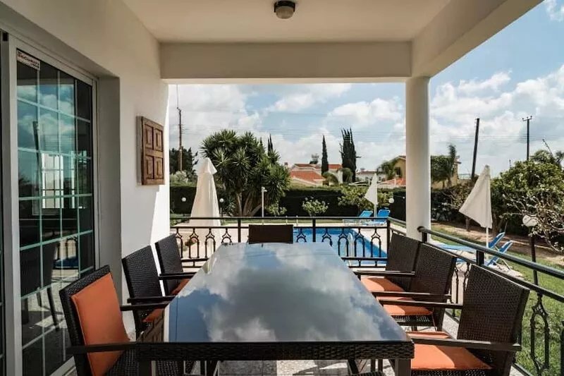 Luxury, Modern Villas with private pool & garden in Coral Bay area