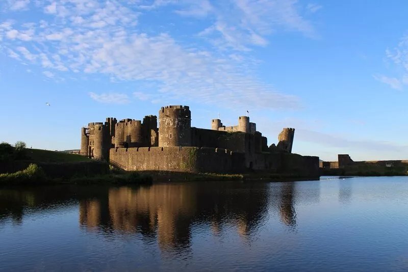 Castell Cottages: 3 stars. 400m to Caerphilly Castle 15 mins by train to Cardiff