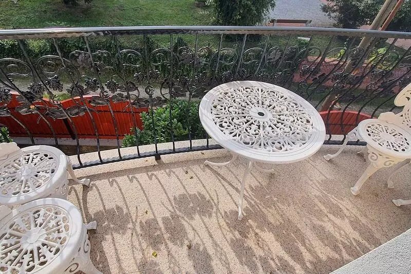 Holiday apartment with a beautiful garden and internet