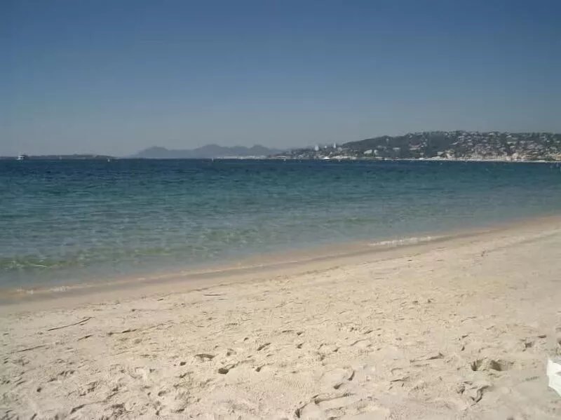 Nice 2P renovated, small terrace, air conditioning, 300m beach