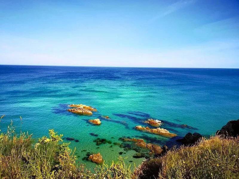 Fantastic Location!  2 min walk to "Best UK Beach" Sunday Times.  Dog friendly