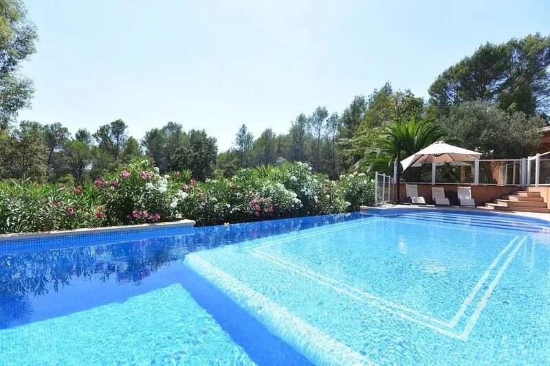 House 350m² air-conditioned, in the countryside Swimming pool Terrace 9 bedrooms