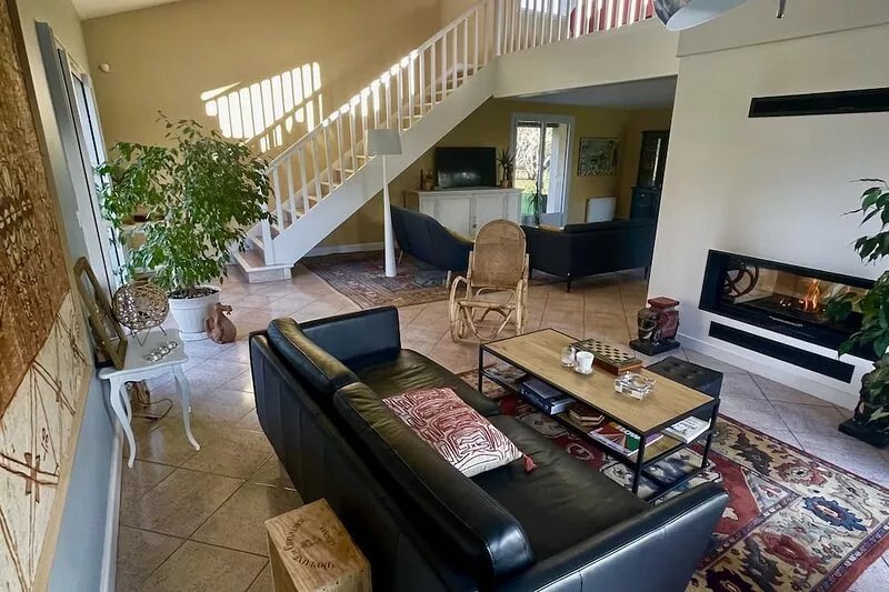 Large Charming Villa, Great Comfort, Beautiful Green Setting, Swimming Pool.