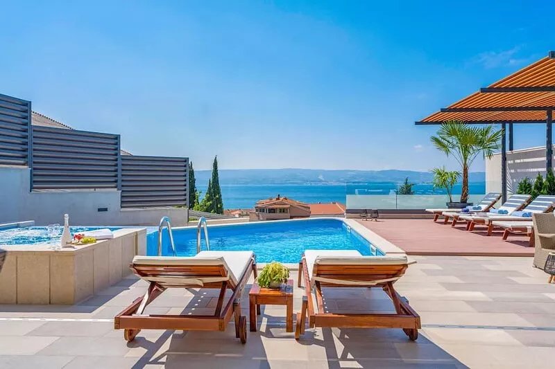 Luxury VILLA BANE, heated private pool and jacuzzi, sandy beach 120m far, 12 pax