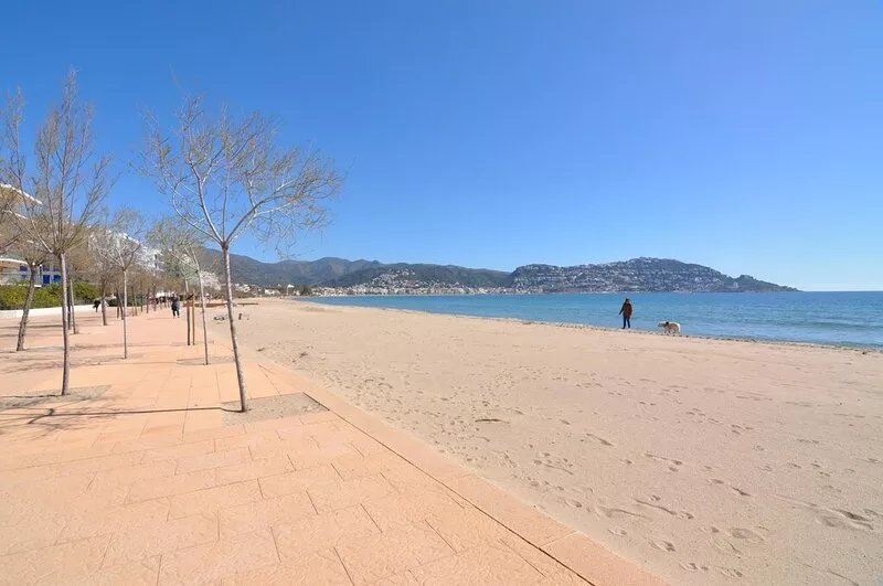 Studio for rent in Roses, Costa Brava: Just 20 meters from the beach! Ideal for