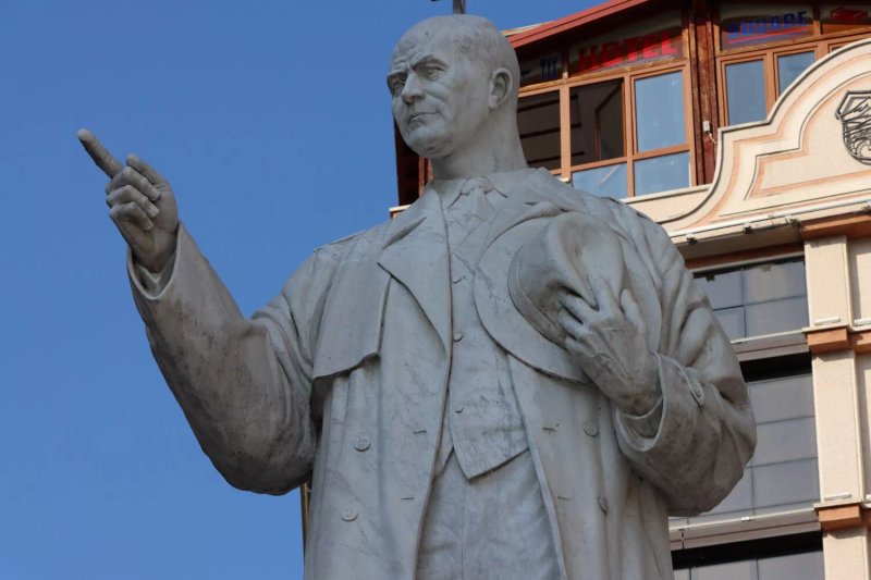 Metodija Andonov Cento monument