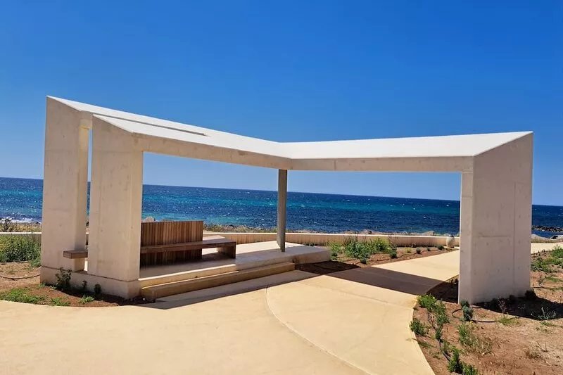 Quality garden apt on the coast. Sea view Free Paphos airport transfers & aircon