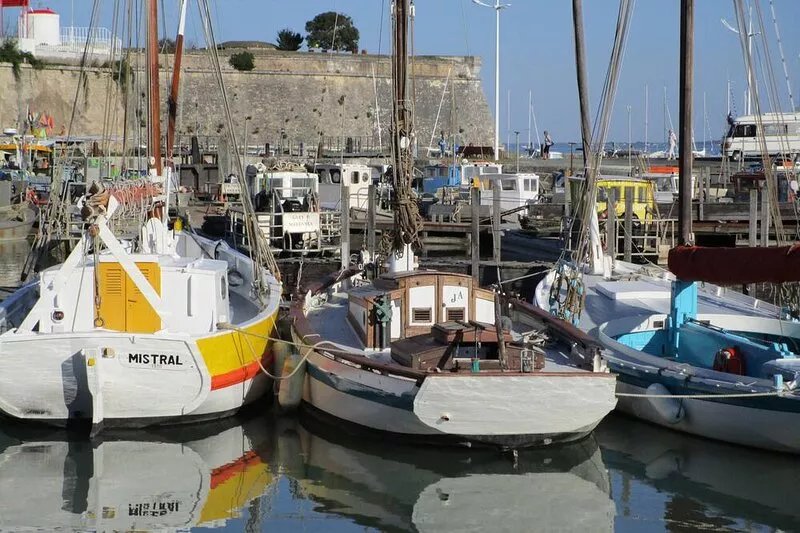At the foot of the Ile d'Oléron bridge quiet villa not overlooked private