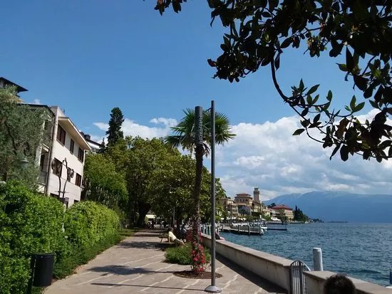 Il Lungolago D'Annunzio