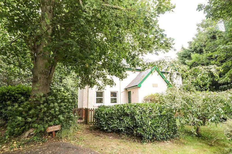 GROOM'S COTTAGE, pet friendly, with a garden in Chirnside