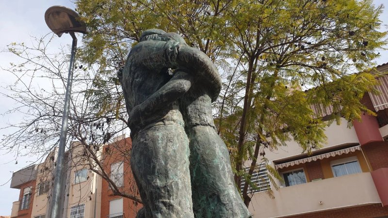 Escultura Homenaje Al Emigrante