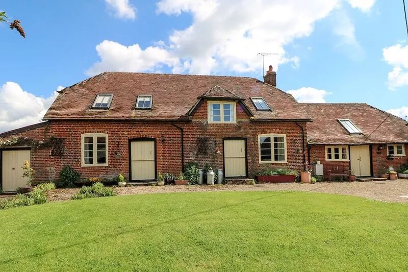 DOWNS VIEW DAIRY, pet friendly, with open fire in West Tytherley