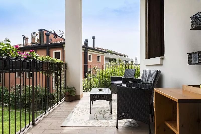 Large apartment 500m from the historic center and 1.4km from the Arena