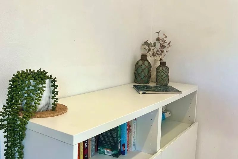 Modern self-catering villa, 10 min stroll to the beach with mountain views
