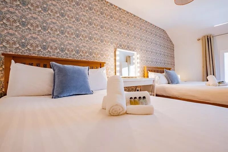 Executive Penthouse with views of Eyre Square. Sleeps 6. Parking nearby