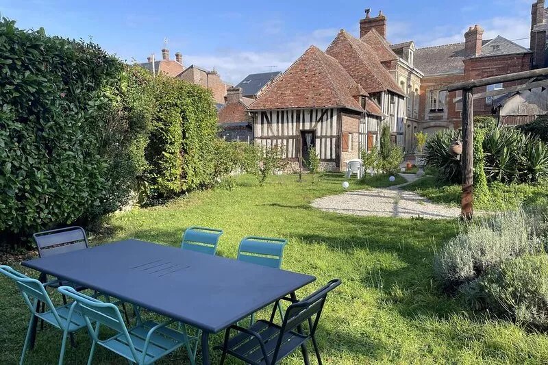 Cottage sleeps 5 with garden in downtown Livarot
