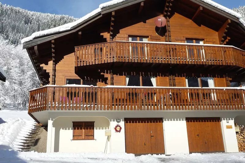 Chalet sleeps10.  Only 300m walk to the Linga lifts which link to whole area.
