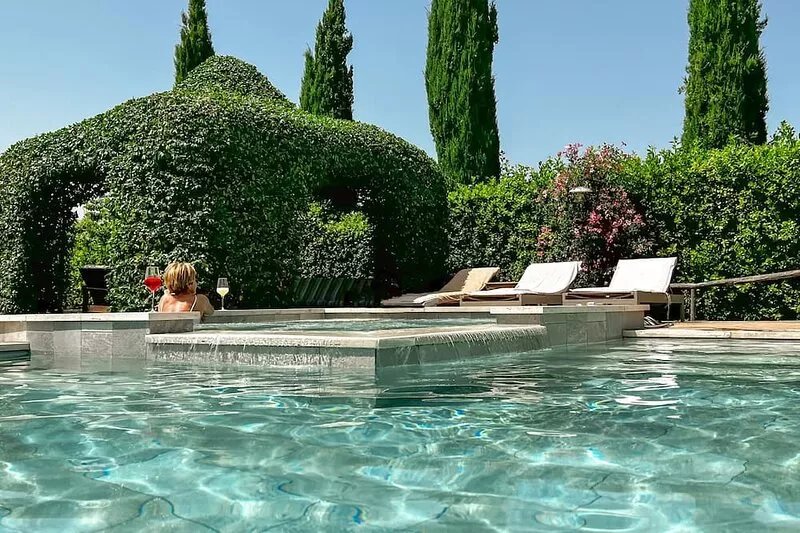LUXURY VILLA IRIS , 6 rooms with bathrooms, swimming pool, spa, sauna.