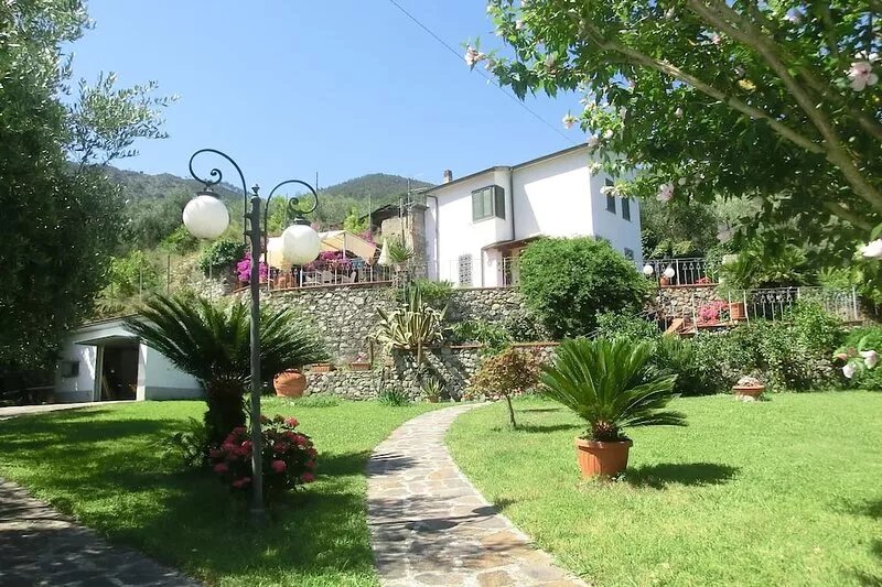 Villa with large garden and splendid sea view. Parking space and free Wi-Fi