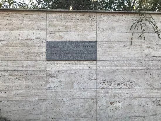 Ehrenmal am Schwanenteich