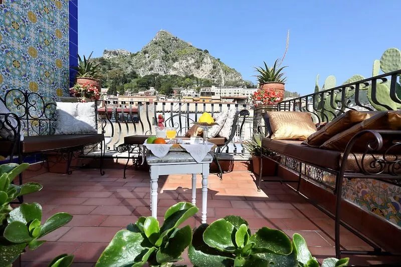 Luxury House in the heart of Taormina, roof terrace, parking, unique views