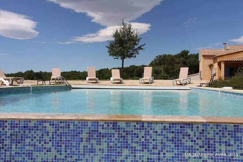 Large estate with private pool at the foot of the luberon
