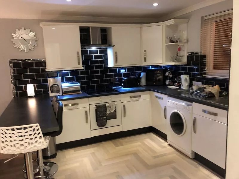 4 Star BOSWELL One-Bedroom Apartment - Glasgow - Private Parking - WiFi - Quiet