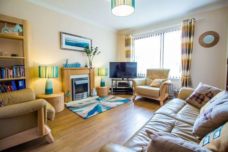 BEACH HOUSE WALK, homely holiday home in Crail, near St Andrews, home of golf!