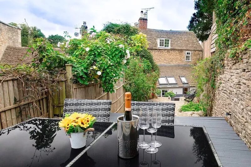 Hillside Cottage - sleeps 5 guests  in 3 bedrooms