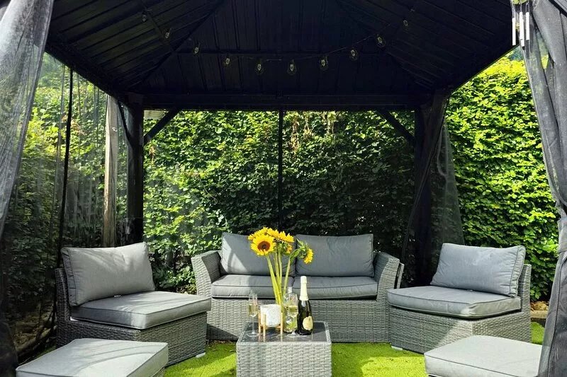 •Hot tub •Karaoke •Fruit machine •Bar •Cinema •South facing garden •Sleeps 8.