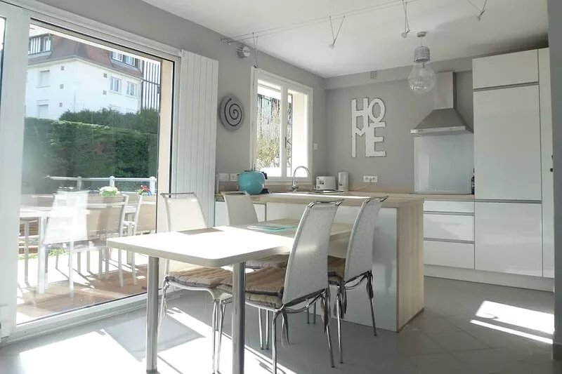 DEAUVILLE, / GARDEN 5 BEDS. 5 min FROM THE SEA./ new look