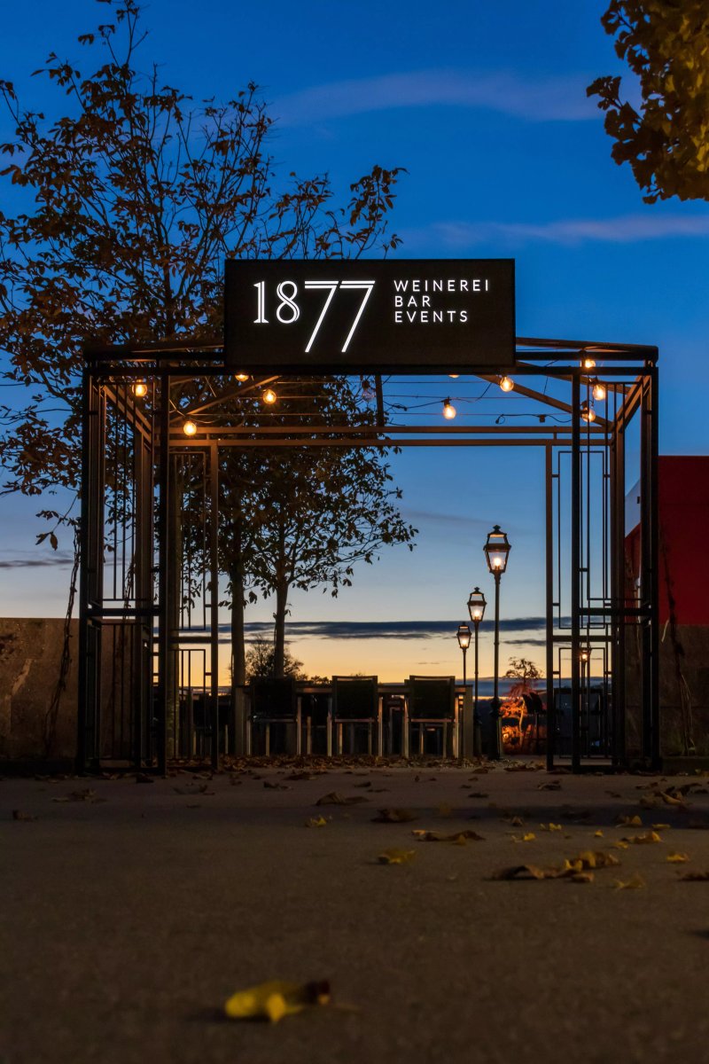 Bar 1877