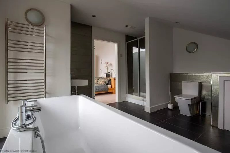 Goose Landing: A Tranquil Lakeside Retreat in the Heart of Cotswold Water Park