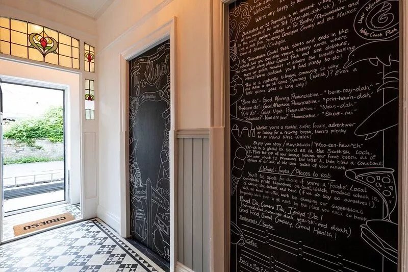 A light and airy apartment for 2 or 4 in the heart of St Dogmaels