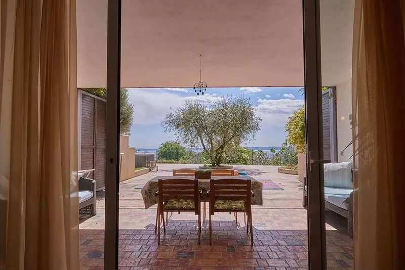 Apartment with a panoramic view of Lake Garda
