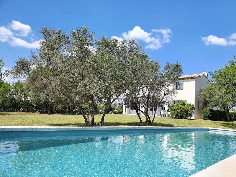 In Uzès, Bastide with high-end services, 2 minutes from the center, salt pool